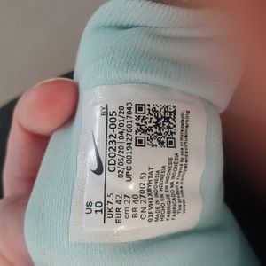 Nike women's size 10 tennis shoes